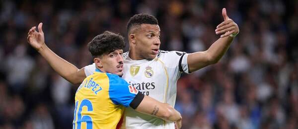 Kylian Mbappé (v bielom).