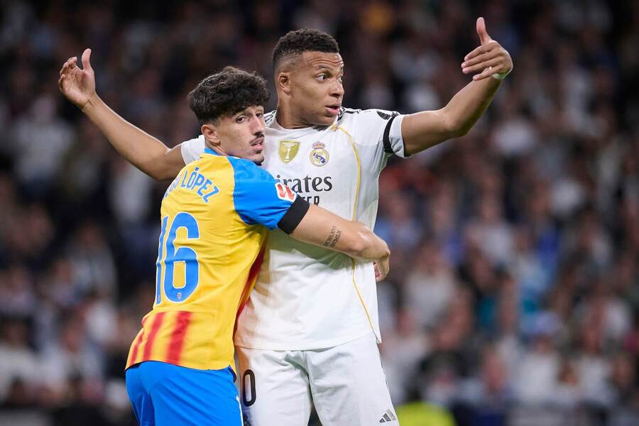 Kylian Mbappé (v bielom).