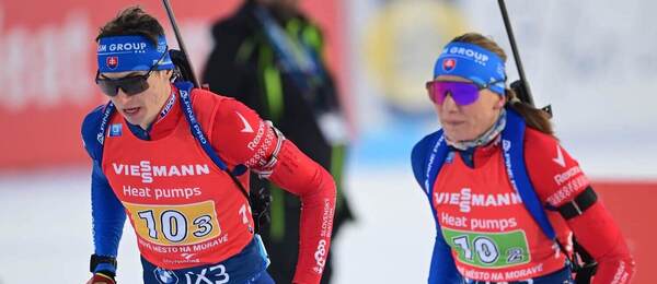 Na snímke slovenská biatlonistka Anastasia Kuzminová a slovenský biatlonista Jakub Borguľa počas zmiešanej štafety