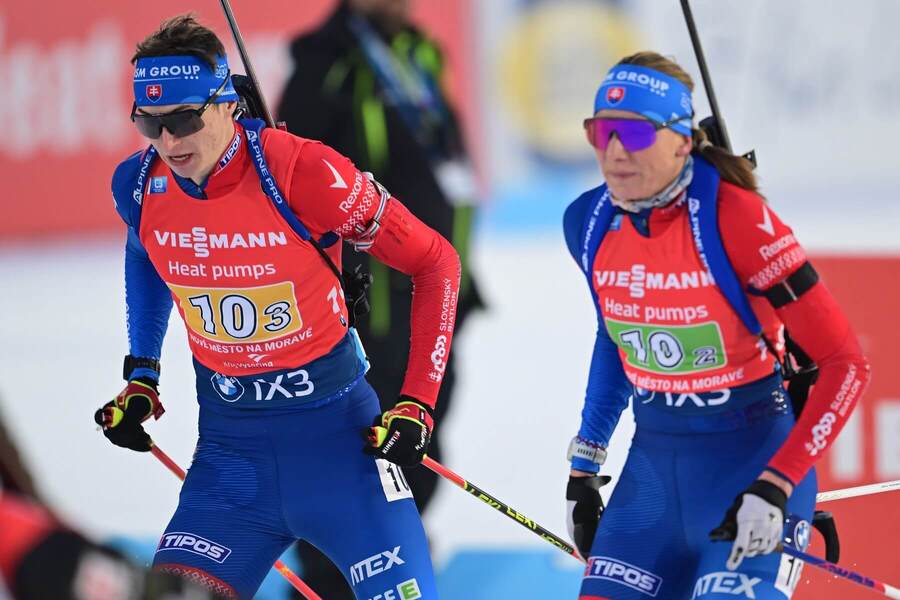 Na snímke slovenská biatlonistka Anastasia Kuzminová a&nbsp;slovenský biatlonista Jakub Borguľa počas zmiešanej štafety