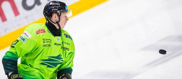 Šimon Beták sa hrá s pukom.