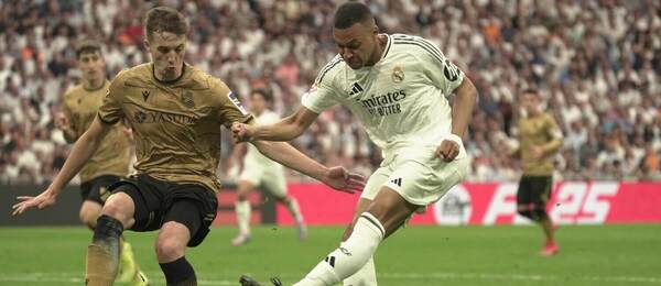 Kylian Mbappé (vpravo) strieľa druhý gól Realu Madrid v zápase Real Madrid CF vs. Real Sociedad v rámci májového 38. kola španielskej La Ligy 2024/25