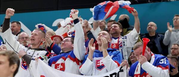 Slovenskí hokejoví fanúšikovia oslavujú gól