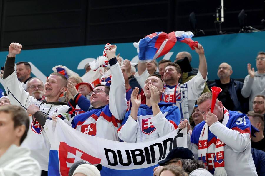 Slovenskí hokejoví fanúšikovia oslavujú gól