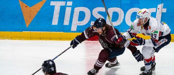 Ryan Dmowski, Turner Elson (obaja Slovan) a Matej Macek (Zvolen)