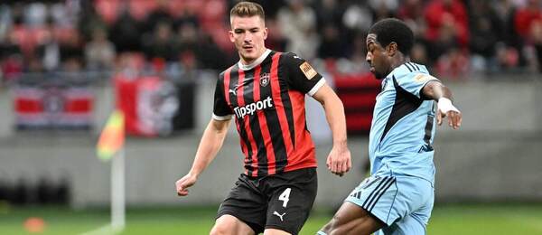 Zľava Trnavčan Libor Holík a Slovanista Sandro Cruz v súboji obrancov počas zápasu FC Spartak Trnava vs. ŠK Slovan Bratislava v rámci októbrového 11. kola futbalovej Niké ligy 2025/26