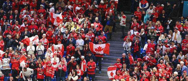 Fanúšikovia Kanady oslavujú gól svojho tímu v štvťfinálovom hokejovom zápase Kanada vs. Česko na ZOH 2026