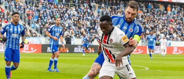 V súboji o loptu obranca Slovana Guram Kashia (v modrom drese) a krídelník Trnavy Philip Azango počas zápasu ŠK Slovan Bratislava vs. FC Spartak Trnava počas 22. kola základnej časti Niké ligy 2024/25