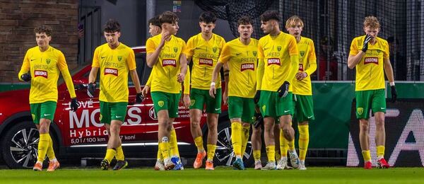 Žilinskí mladíci oslavujú gól do siete Liverpoolu.