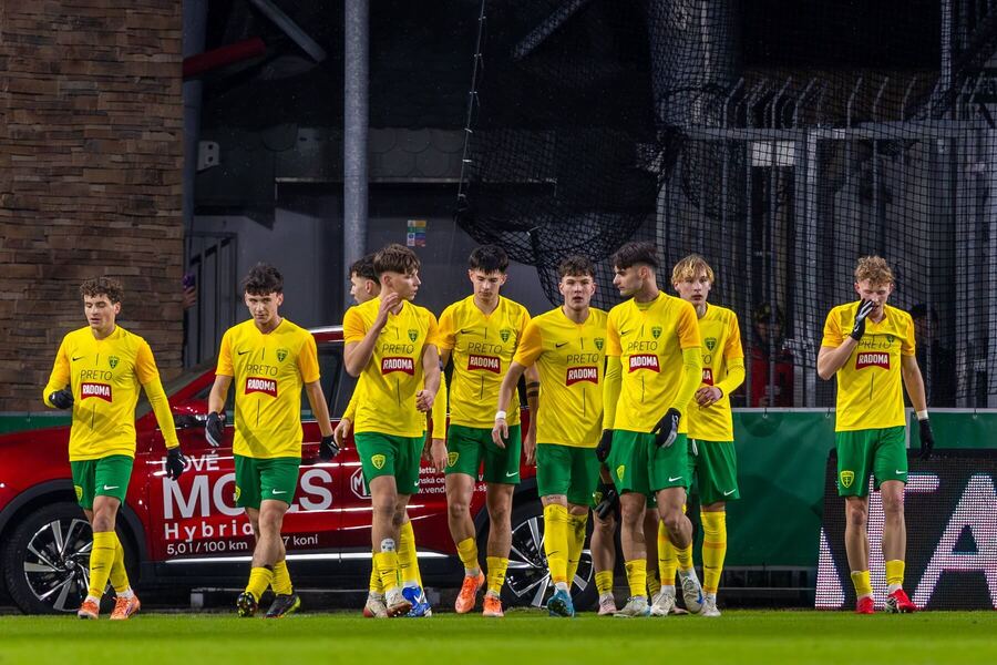 Žilinskí mladíci oslavujú gól do&nbsp;siete Liverpoolu.