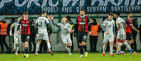 Foto zo zápasu Trnava vs. Slovan – v pozadí tvrdé fanúšikovské jadro Slovana