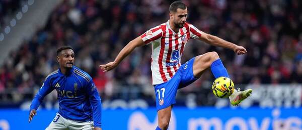 Obranca Atlética Dávid Hancko a krídelník Ovieda Haissem Hassan (vľavo) počas zápasu Atlético de Madrid vs. Real Oviedo v rámci 14. kola La Ligy 2025/2026