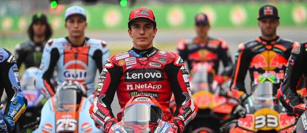 Pretekári MotoGP, v popredí obhajca titulu Marc Márquez.