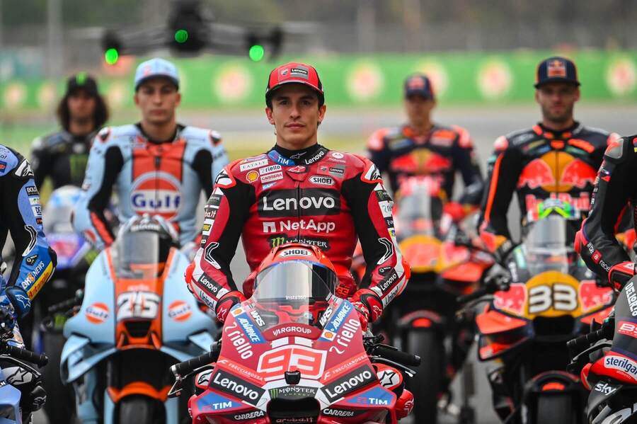 Pretekári MotoGP, v&nbsp;popredí obhajca titulu Marc Márquez.