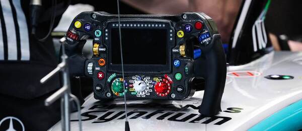 Volant Kimiho Antonelliho počas testovania v Bahrajne 2026