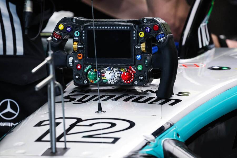 Volant Kimiho Antonelliho počas testovania v&nbsp;Bahrajne 2026