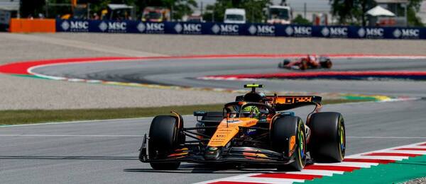 Lando Norris (McLaren) na trati v Barcelone