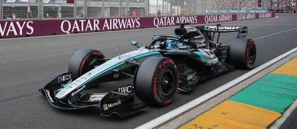 George Russell (Mercedes) bude štartovať z prvého miesta.