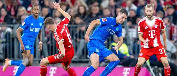 Tanec Patrika Schicka a hráča Bayernu Mníchov okolo lopty