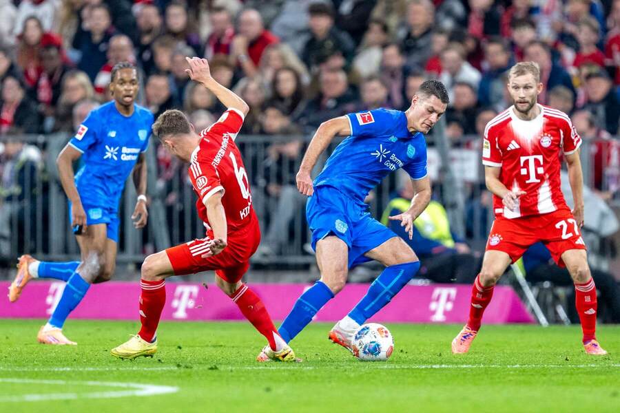 Tanec Patrika Schicka a&nbsp;hráča Bayernu Mníchov okolo lopty