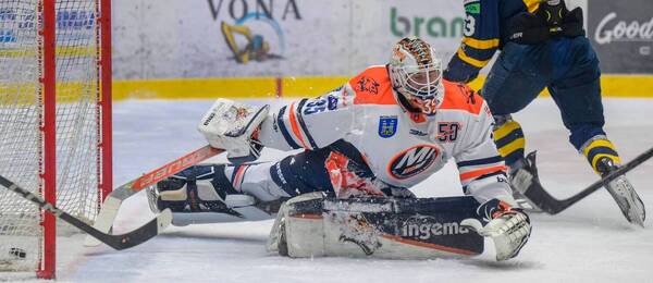 Zákrok brankára Michaloviec Vladimíra Glosára