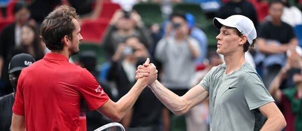 Daniil Medvedev (v červenom) a Jannik Sinner