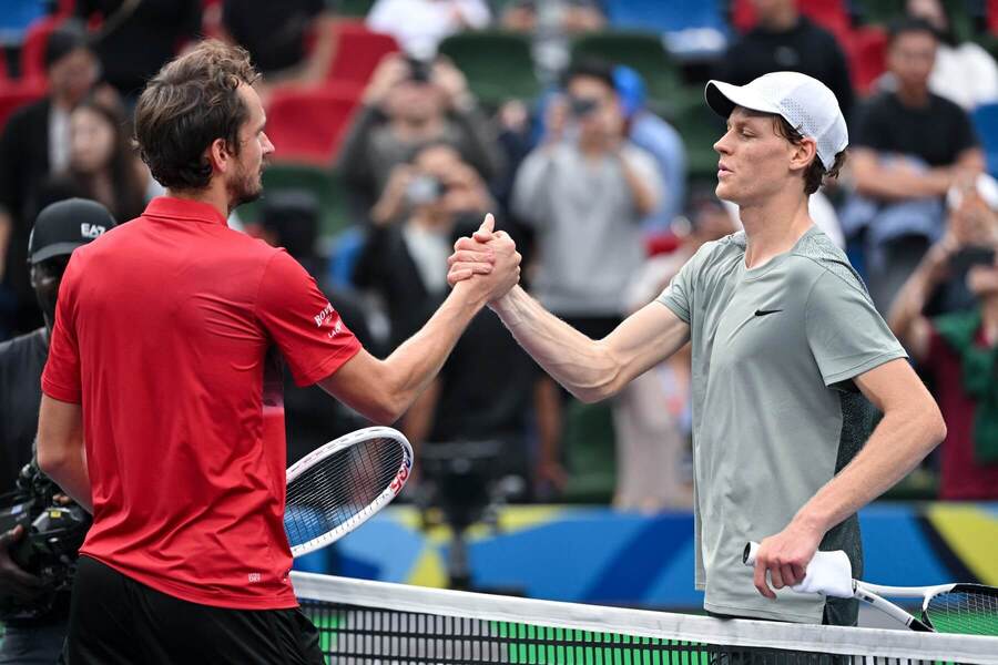 Daniil Medvedev (v červenom) a&nbsp;Jannik Sinner