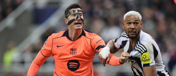 Robert Lewandowski so špeciálnou maskou tváre.