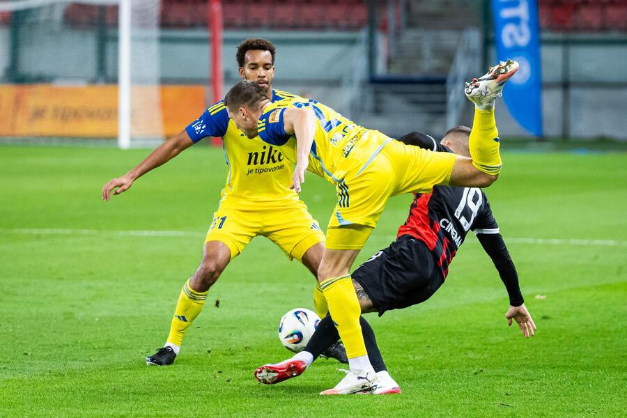 Hráči Daniel Magda a&nbsp;Emilian Metu z&nbsp;FC Košice