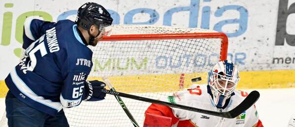 Daniel Lebedeff inkasuje gól od Slovanistu Tomáša Marcinka