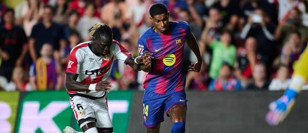 Marcus Rashford uniká Pathe Cissovi z Raya Vallecano