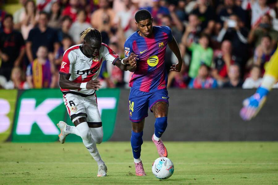 Marcus Rashford uniká Pathe Cissovi z&nbsp;Raya Vallecano