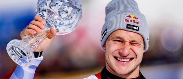 Marco Odermatt drží malý krištáľový glóbus