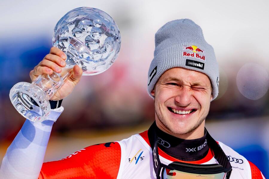 Marco Odermatt drží malý krištáľový glóbus