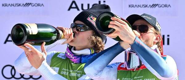 Lucas Pinheiro Braathen a Atle Lie McGrath "trúbia" do fliaš so šampanským