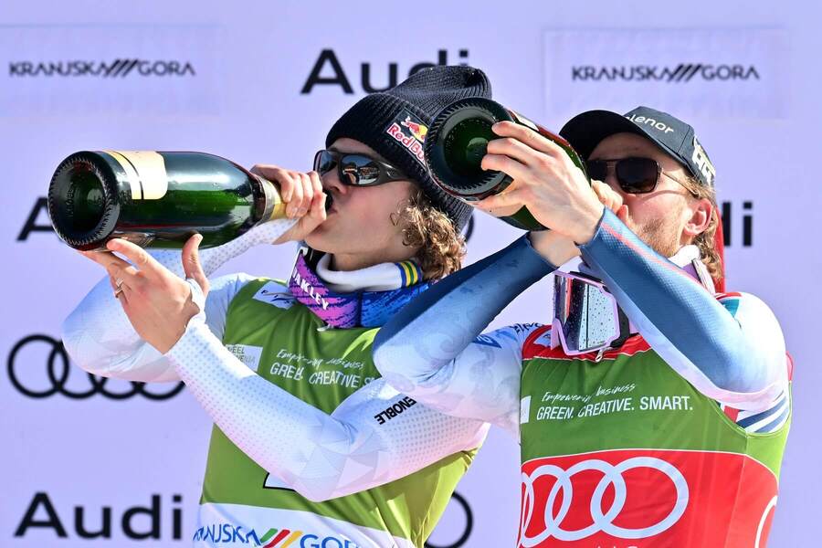 Lucas Pinheiro Braathen a&nbsp;Atle Lie McGrath "trúbia" do&nbsp;fliaš so&nbsp;šampanským