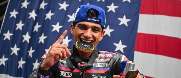 Jorge Martín oslavuje víťazstvo v šprinte.