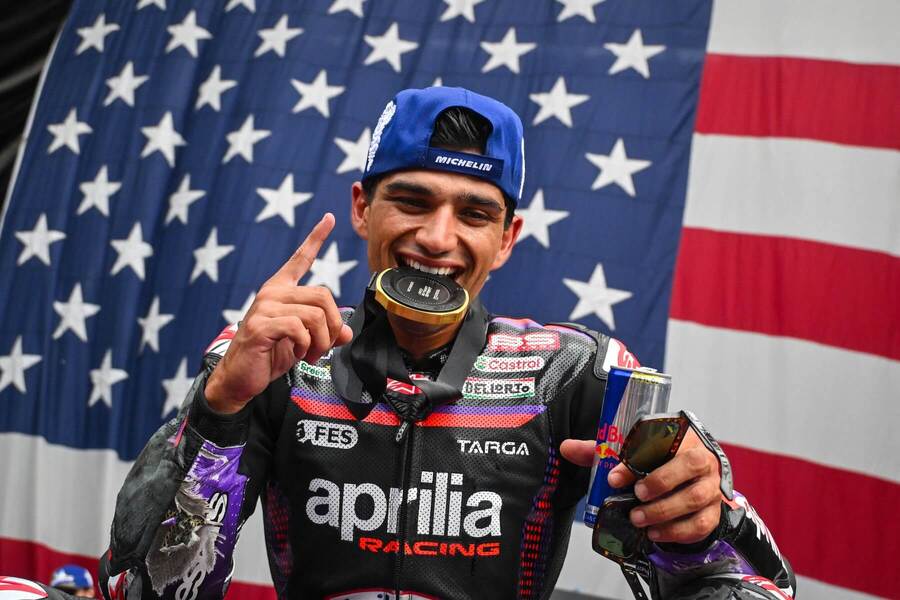 Jorge Martín oslavuje víťazstvo v&nbsp;šprinte.