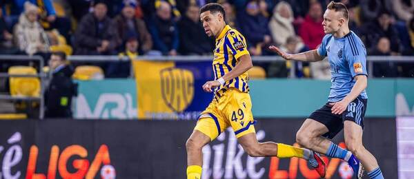 Modesto sleduje loptu pred Marcellim.