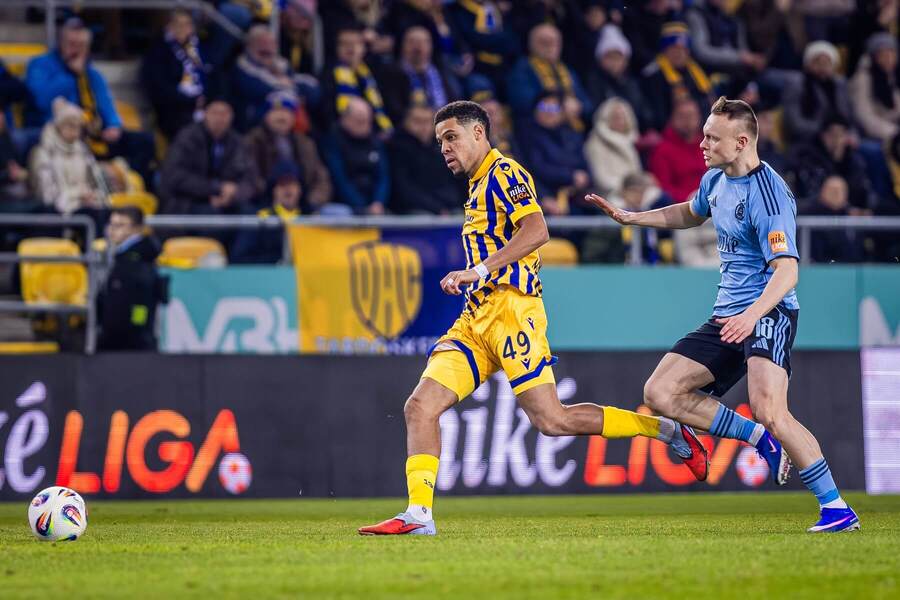 Modesto sleduje loptu pred&nbsp;Marcellim.