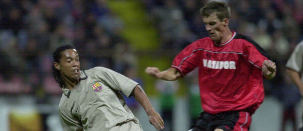 Ronaldinho a Milan Jambor, ústredné postavy zápasu medzi Púchovom a Barcelonou v roku 2003