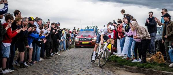 Mathieu van der Poel počas Paríž–Roubaix 2024