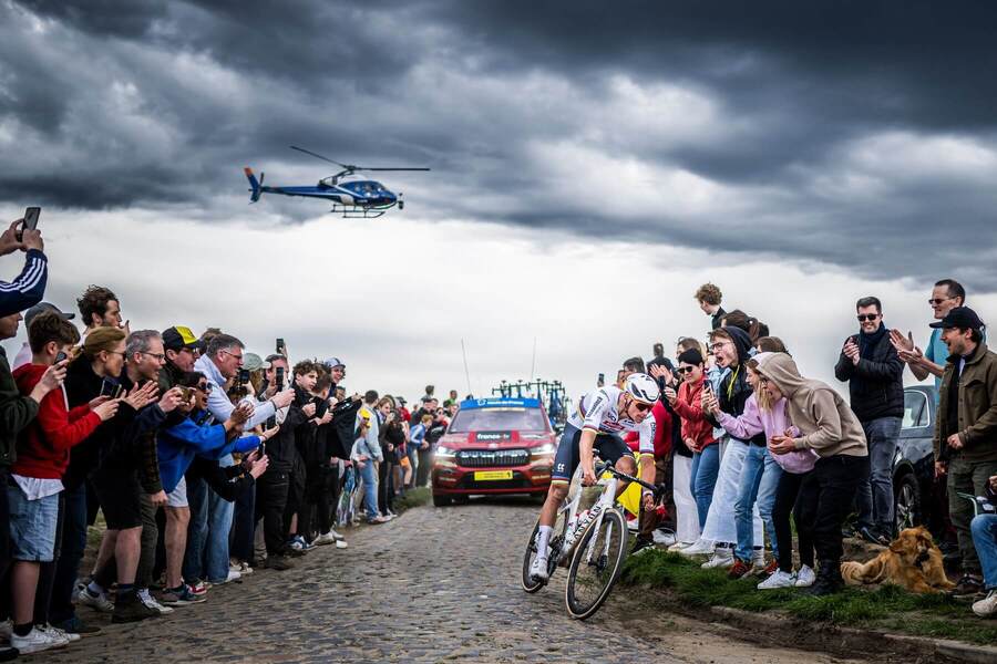 Mathieu van der Poel počas Paríž–Roubaix 2024