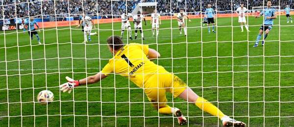 Brankár Trnavy Žiga Frelih na Tehelnom poli inkasuje gól z pokutového kopu od útočníka Slovana Andraža Šporara v zápase ŠK Slovan Bratislava vs. FC Spartak Trnava v rámci 22. kola základnej časti Niké ligy 2025/2026