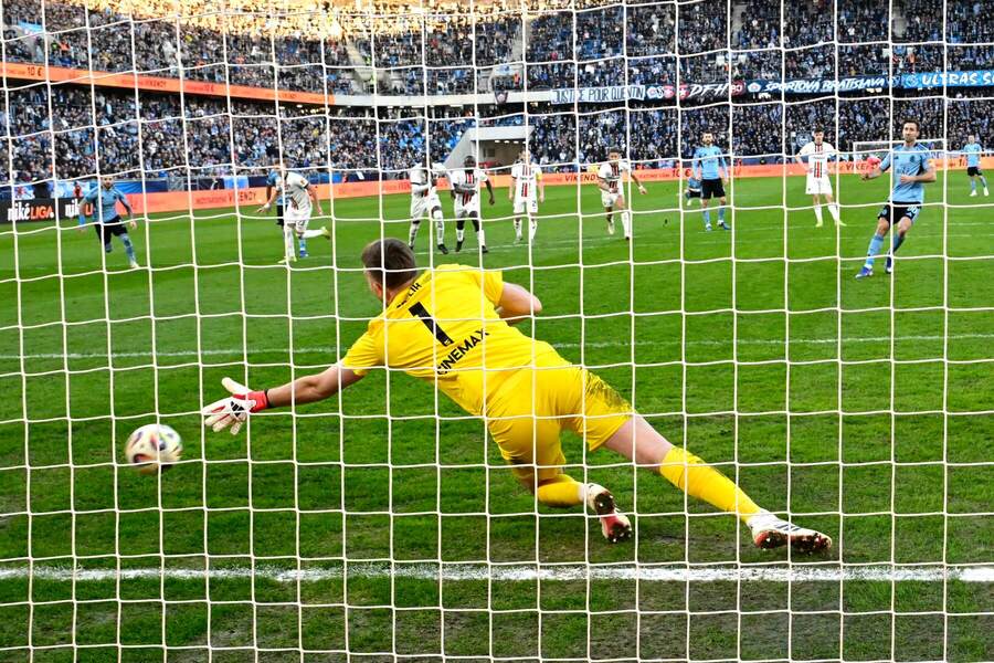 Brankár Trnavy Žiga Frelih na&nbsp;Tehelnom poli inkasuje gól z&nbsp;pokutového kopu od&nbsp;útočníka Slovana Andraža Šporara v&nbsp;zápase ŠK Slovan Bratislava vs. FC Spartak Trnava v&nbsp;rámci 22. kola základnej časti Niké ligy 2025/2026