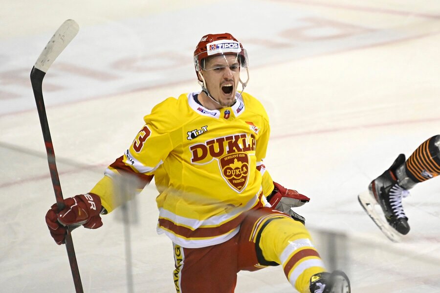 útočník HK Dukla Trenčín – Juraj Bezúch