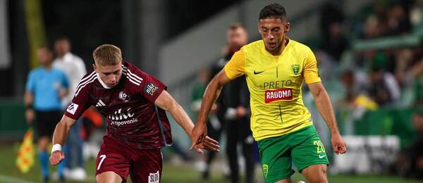 Roland Galčík (Podbrezová, v tmavom) v súboji s Kristiánom Barim (Žilina, v žlto-zelenom)