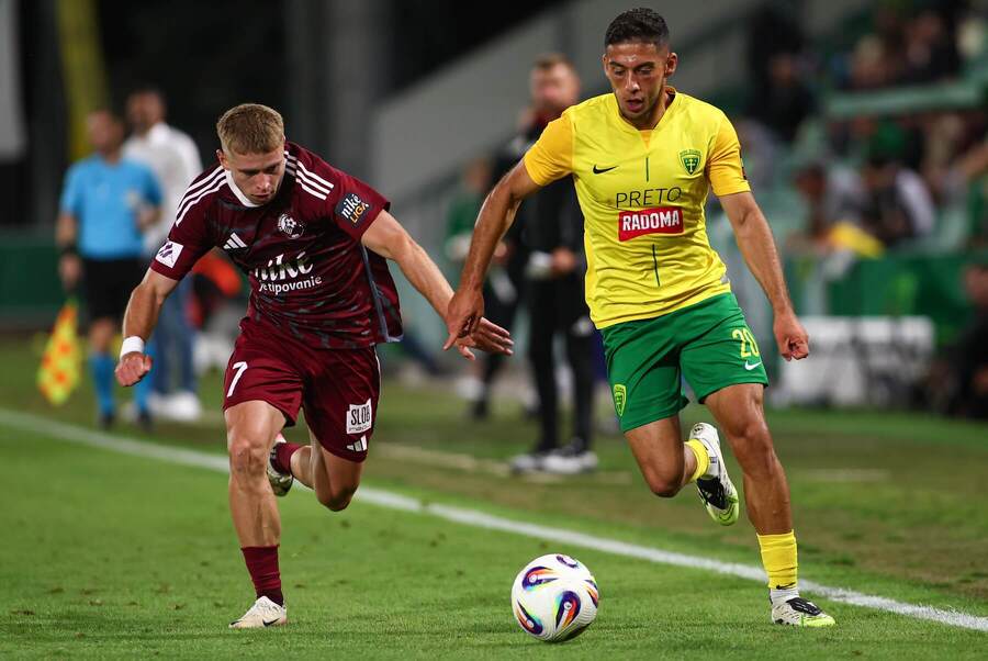 Roland Galčík (Podbrezová, v&nbsp;tmavom) v&nbsp;súboji s&nbsp;Kristiánom Barim (Žilina, v&nbsp;žlto-zelenom)