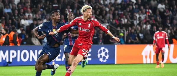 Hugo Ekitike (FC Liverpool) a Willian Pacho (Paris SG)