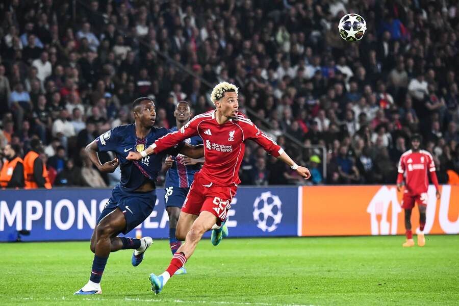 Hugo Ekitike (FC Liverpool) a&nbsp;Willian Pacho (Paris SG)